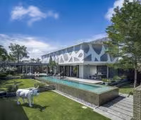 Villa Issi, Piscina y Jardín